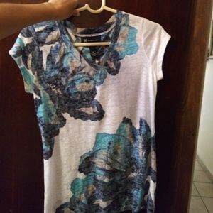 White T- shirt with sequins in blue flowers.